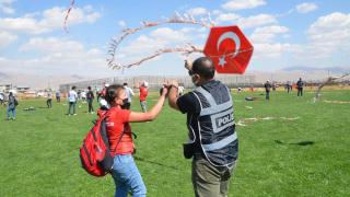 Polisler ve öğrenciler uçurtma şenliğinde buluştu