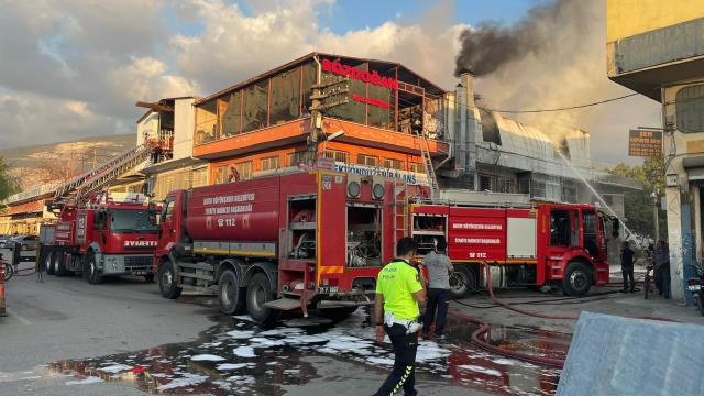 Hatayda polyester imalathanesinde çıkan yangın söndürüldü