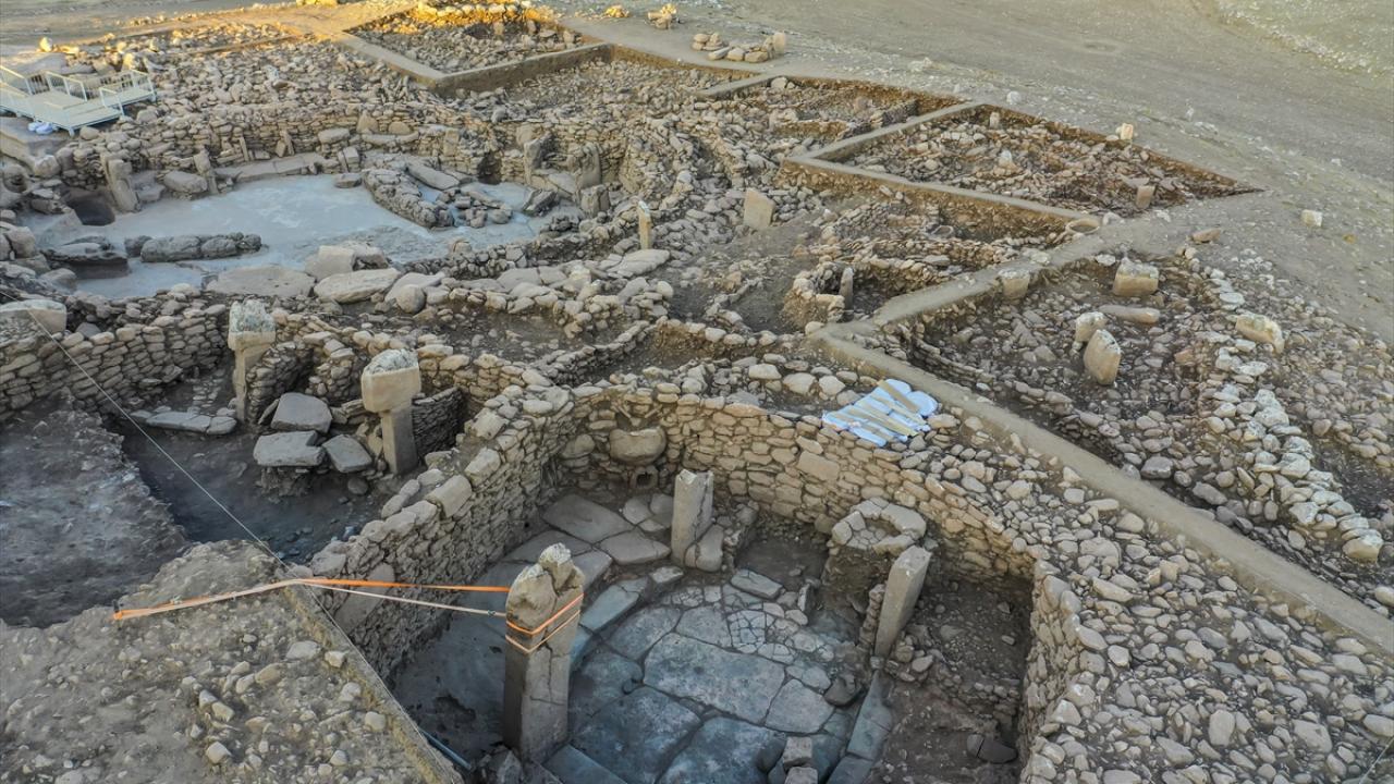 İnsan heykelleri dikkati çekiyor