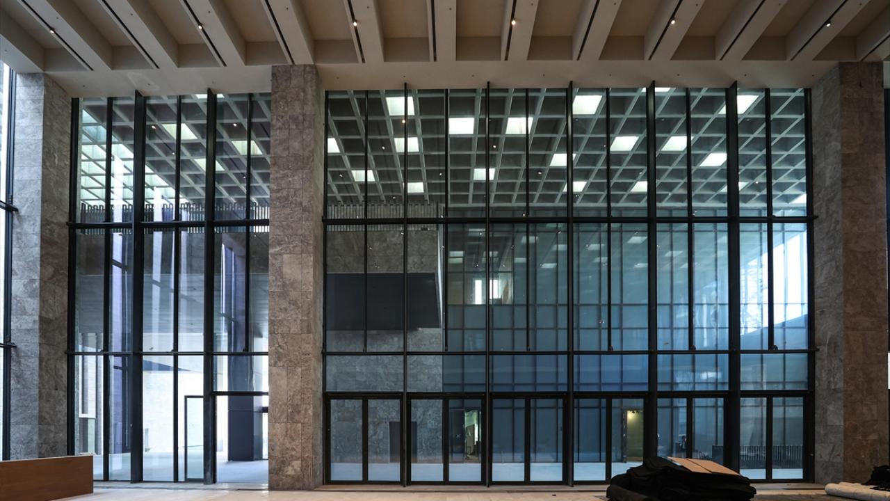 Sergi salonları ve millet kıraathaneleri de bulunuyor