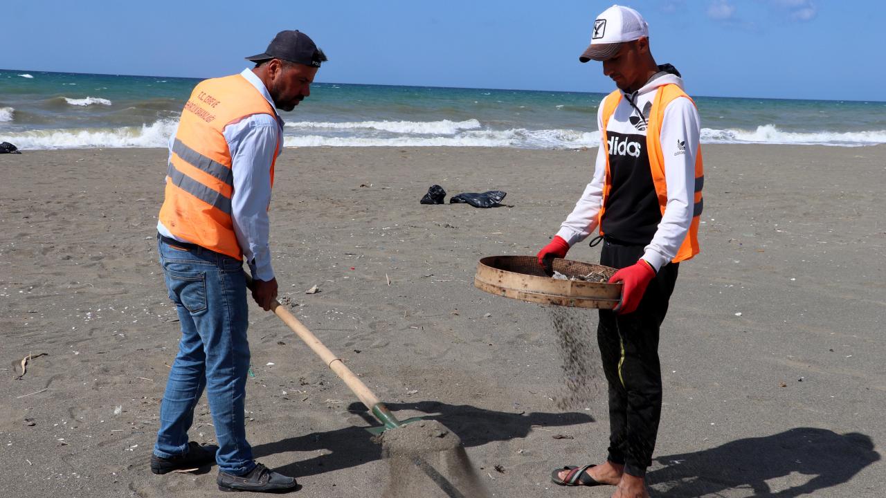 Hatay sahillerinde Suriye kaynaklı petrol sızıntısının temizlik çalışmaları sürüyor
