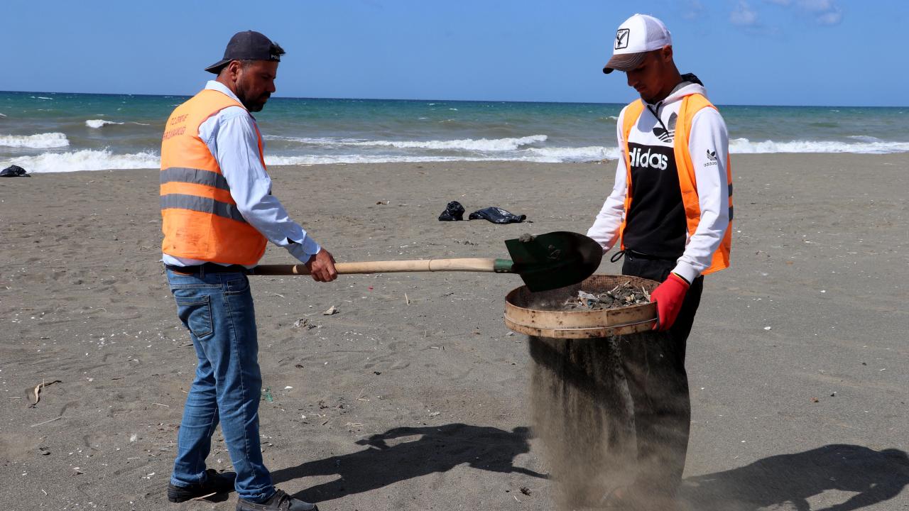 Hatay sahillerinde Suriye kaynaklı petrol sızıntısının temizlik çalışmaları sürüyor