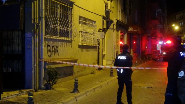 İzmirde duvarı çatlayan bina boşaltıldı