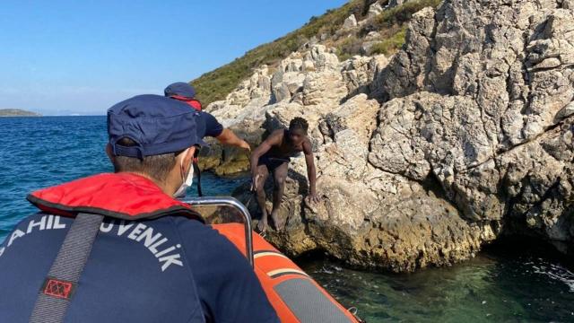 Türk kara sularına itilen düzensiz göçmen kurtarıldı