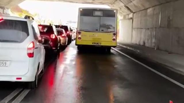 İETT otobüsü arızalandı, trafik kilitlendi