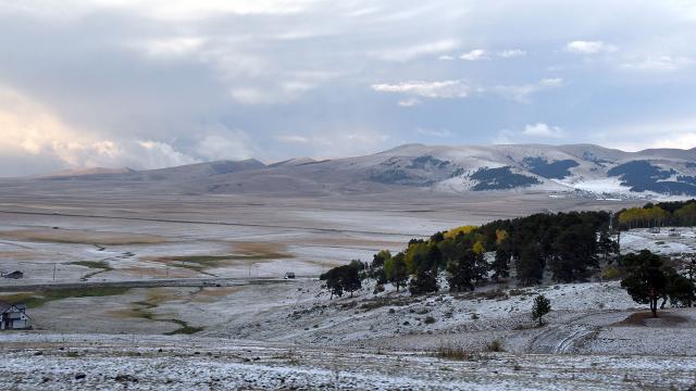 Karsa yağan dolu kışı aratmayan manzaralar oluşturdu