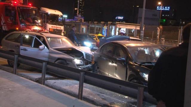 Kağıthanede arızalanan araca otomobil çarptı: 2 yaralı