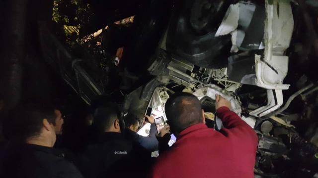 Erzurumda kamyon devrildi: 2 ölü