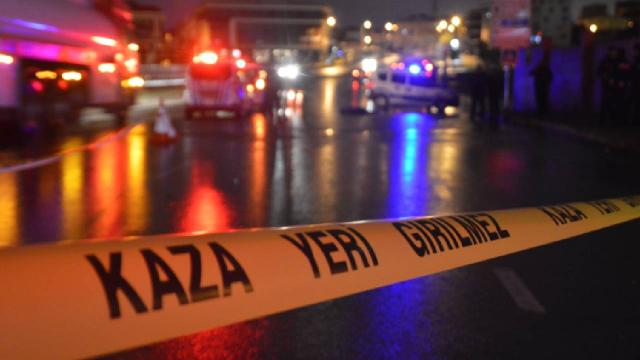 Yolun karşısına geçmek isteyenlere otomobil çarptı: 3 ölü