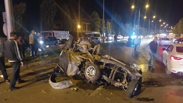 Hurdaya dönen araçtan sağ çıktı