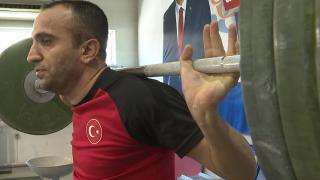Görme engelli haltercinin hedefi dünya şampiyonluğu