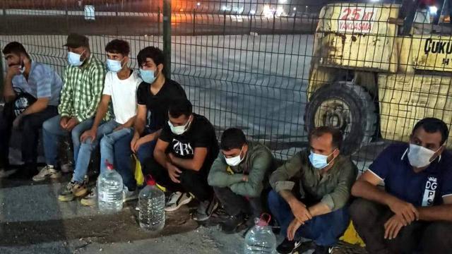 Tır dorsesinde 8 düzensiz göçmen yakalandı