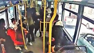 Yük asansörü yolcu dolu otobüse çarptı: Panik anları kamerada