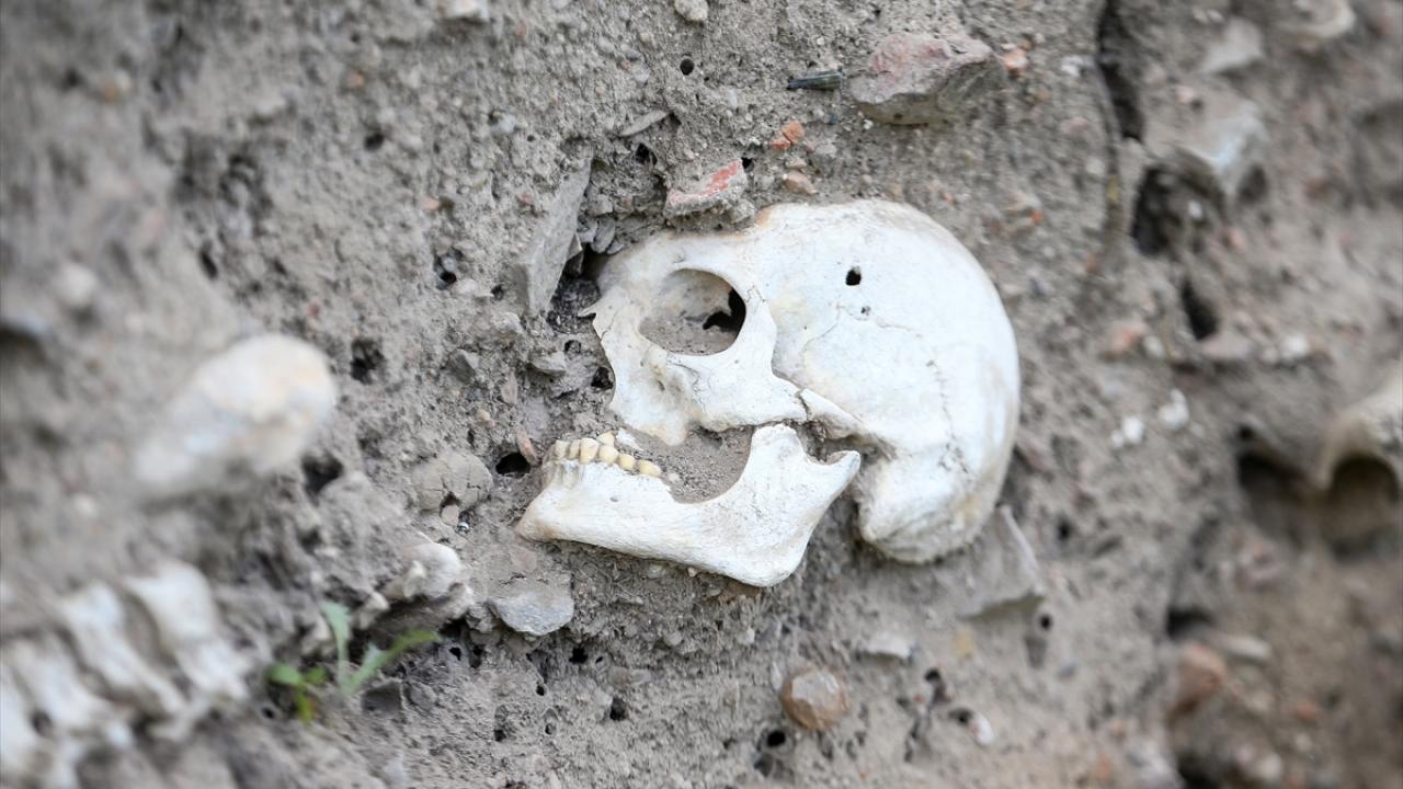 Toprak kesitte bulunan iskelet olduğu gibi sergilenecek
