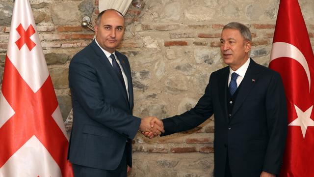 Bakan Akar, Gürcistanlı mevkidaşı ile bir araya geldi