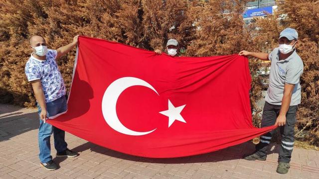 Temizlik işçisi çöpte bulduğu Türk bayrağını evinin balkonuna astı