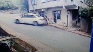 Freni boşalan araç yoldan geçen kişiyi altına aldı