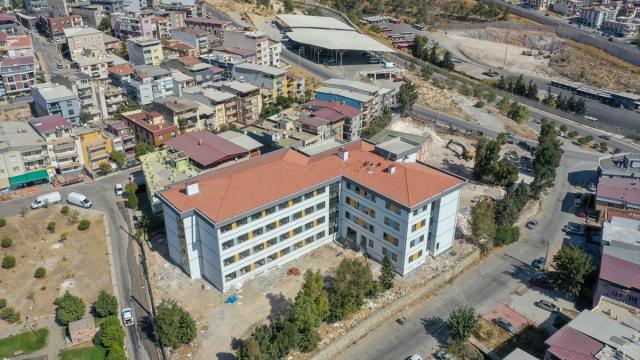 İzmirde depreme dayanıksız okul binalarının yerine yenileri yükseliyor