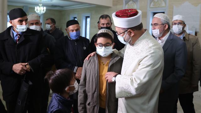 Diyanet İşleri Başkanı Erbaş sabah namazında cemaatle buluştu
