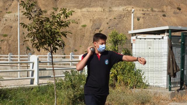Kebanda gülle atma yarışmasında dereceye girenlere madalya verildi