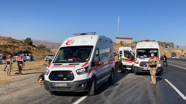 Düzensiz göçmenleri taşıyan araç kaza yaptı: 1 ölü, 13 yaralı