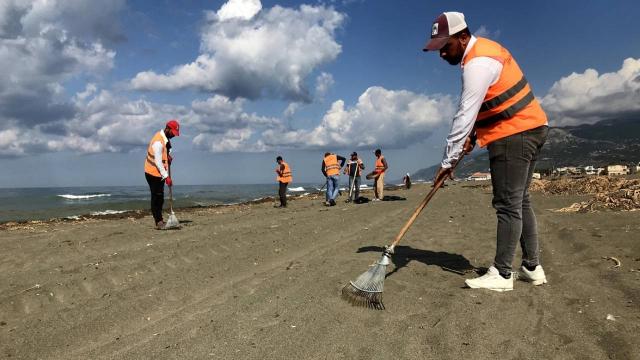 Hatay sahillerinde temizlik sürüyor