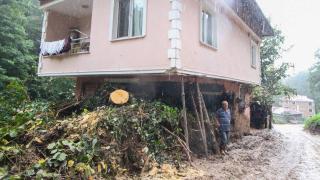 Heyelan nedeniyle evinin salonu toprakla doldu