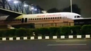 Uçak köprü altında sıkıştı