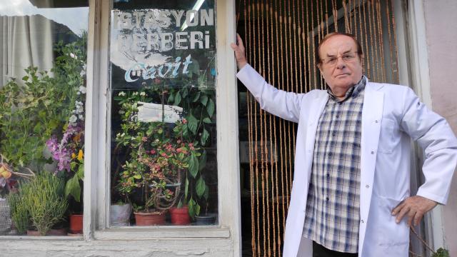 "İstasyon Berberi" biriktirdiği yüzlerce fotoğrafla geçmişi yad ediyor
