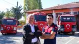 Babasının emekli olduğu itfaiyede alevlerle mücadele ediyor