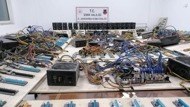 İzmirde kripto para madenciliği operasyonu: 2 gözaltı