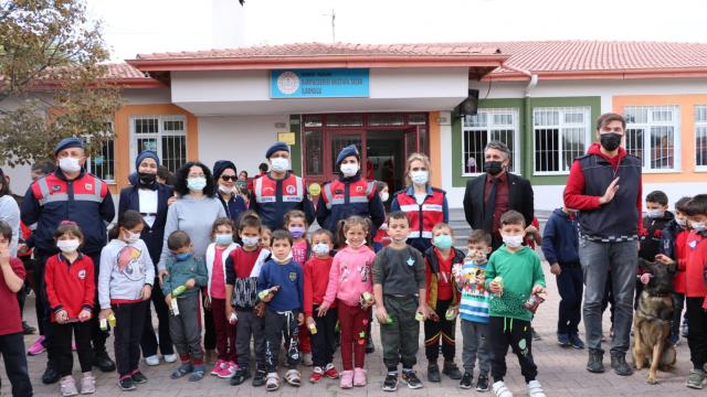 Kayseride jandarma ekibince "Hayvanları Koruma Günü" etkinliği düzenlendi