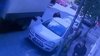 Kamyonetin altında kalmaktan kıl payı kurtuldu