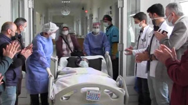 102 yaşındaki Hatice nine aşı sayesinde koronavirüsü yendi