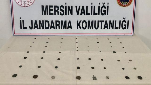 Mersinde bronz sikke ve insan figürlü heykelcik ele geçirildi