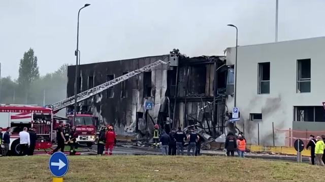 İtalyada küçük uçak düştü: 8 ölü