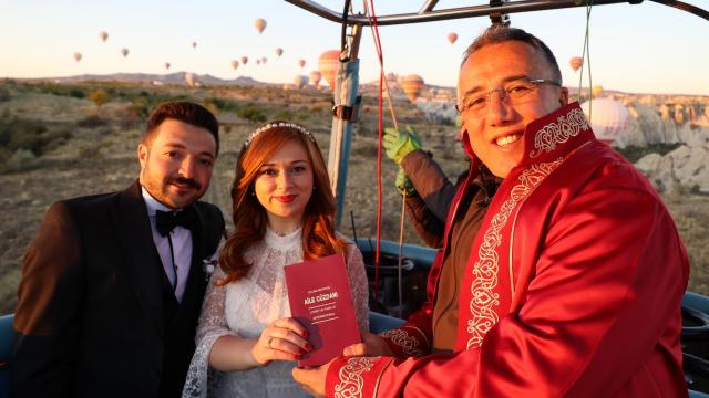 Nevşehirde nikahları sıcak hava balonunda kıyılan çift, gökyüzünde "evet" dedi