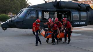 Kayalıklara düşen yamaç paraşütü pilotu helikopterle kurtarıldı