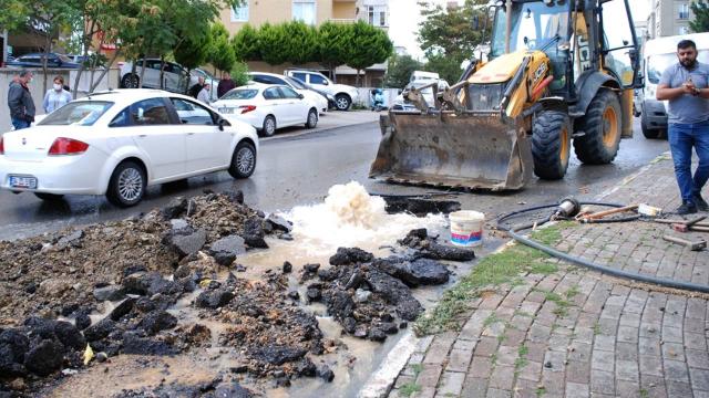 Ataşehirde su borusu patladı