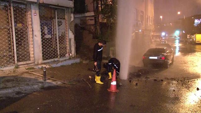 İstanbulda su borusu patladı, yol göle döndü