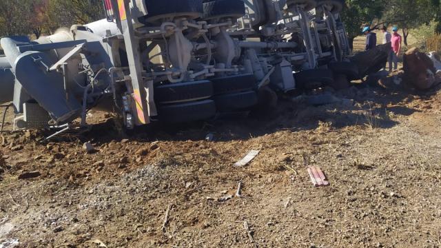 Uşakta devrilen beton mikserinin sürücüsü yaralandı