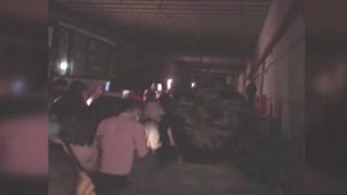 Tramvay arızalandı, yolcular raylarda yürüdü