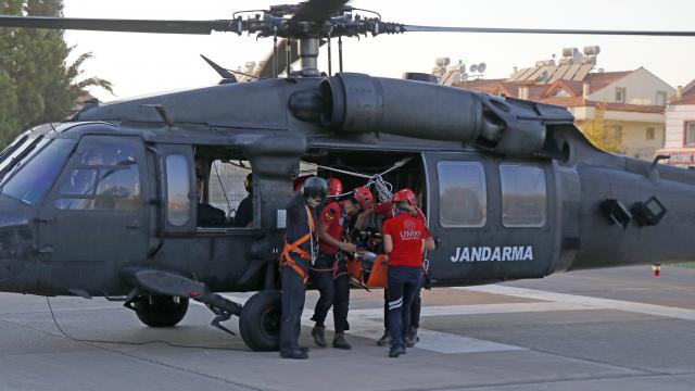 Fethiyede kayalıklara düşen yamaç paraşütçüsü helikopterle kurtarıldı