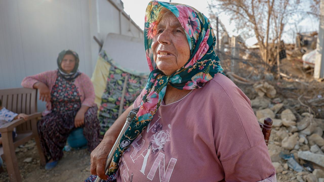 Antalya'daki yangında hasar gören mahallelerde izler siliniyor