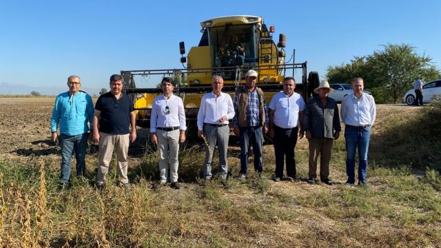 Tarsusta deneme amaçlı ekilen yerli soya tohumunun ilk hasadı yapıldı