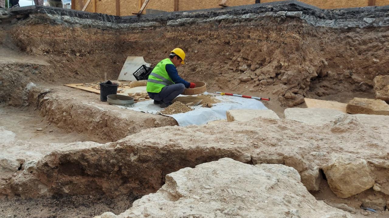 "4. yüzyıldan 11. yüzyıla kadar bir yaşam sürmüş"