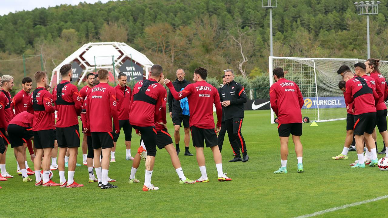 A Milli Futbol Takımı, Norveç ile oynayacağı karşılaşmanın hazırlıklarına ara vermeden çalışıyor. 