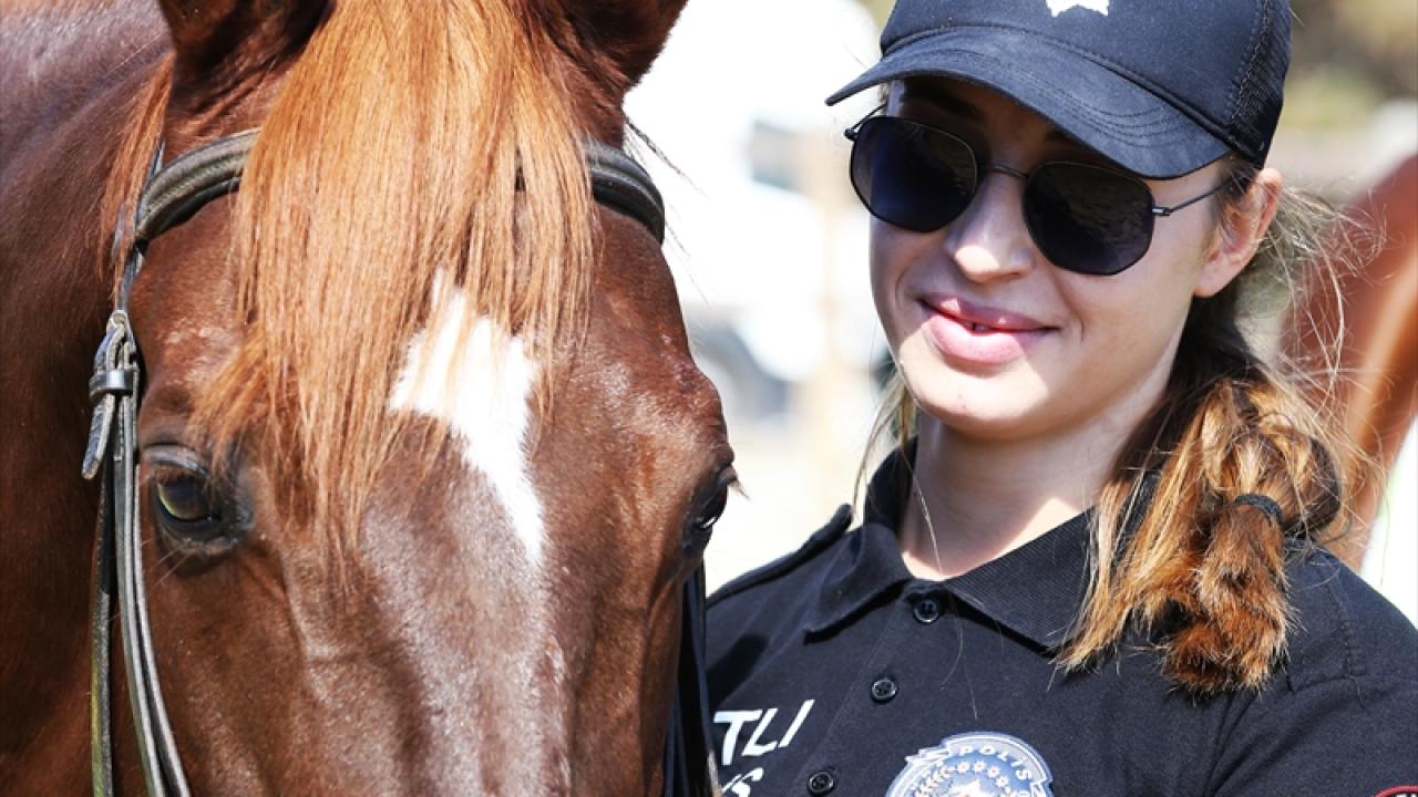 "Dışarıda karşılaşabileceği her şeye karşı ata eğitim veriyoruz"