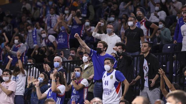Anadolu Efes taraftarıyla buluştu