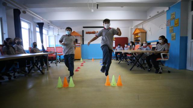Futbol hakemliği de yapan öğretmen, matematiği öğrencilerine sporla sevdirdi
